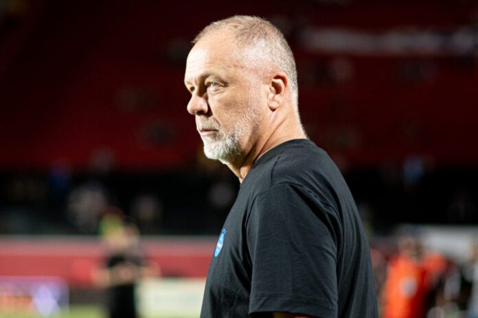 Após derrota, Grêmio aceita vender lateral e não joga mais com Mano Menezes: 