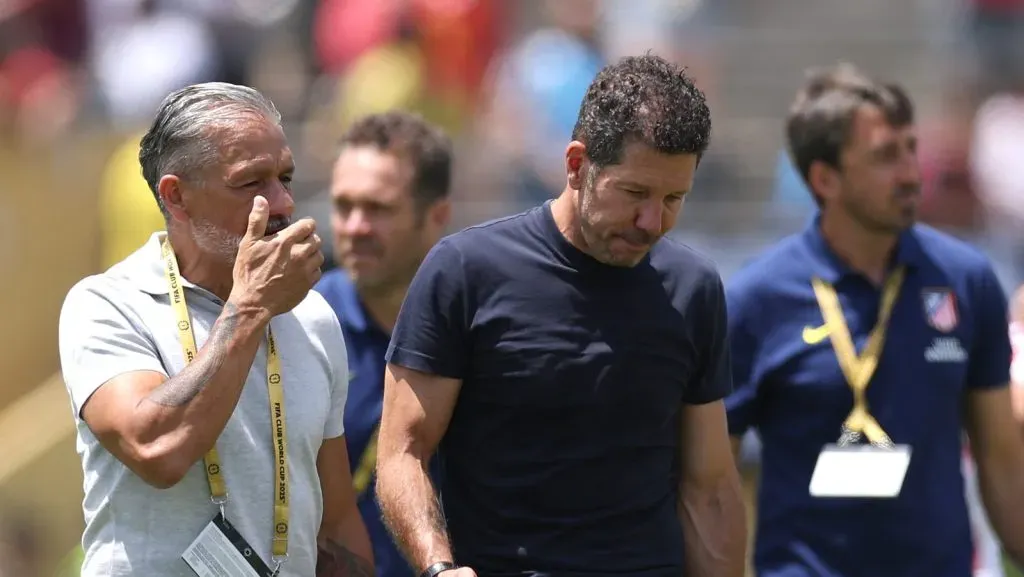 O técnico do Atlético de Madrid, Diego Simeone, reage após a partida do Grupo B da Copa do Mundo de Clubes da FIFA 2025 entre o Club Atlético de Madrid e o Botafogo FR, realizada no Rose Bowl Stadium em 23 de junho de 2025, em Pasadena, Califórnia.