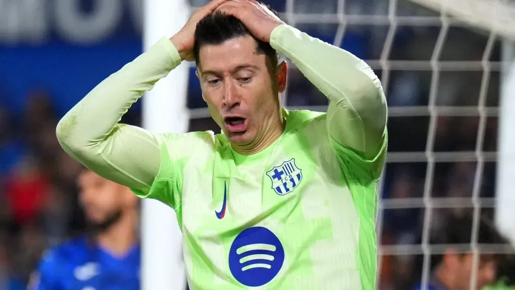 Robert Lewandowski, do FC Barcelona, reage após uma chance perdida durante a partida da LaLiga entre Getafe CF e FC Barcelona no Coliseum Alfonso Pérez, em 18 de janeiro de 2025, em Getafe, Espanha. (Foto de Angel Martinez/Getty Images)