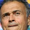 Luis Enrique, técnico do Paris Saint-Germain, reage durante uma coletiva de imprensa antes do jogo de volta das quartas de final da UEFA Champions League 2024/25 contra o Aston Villa