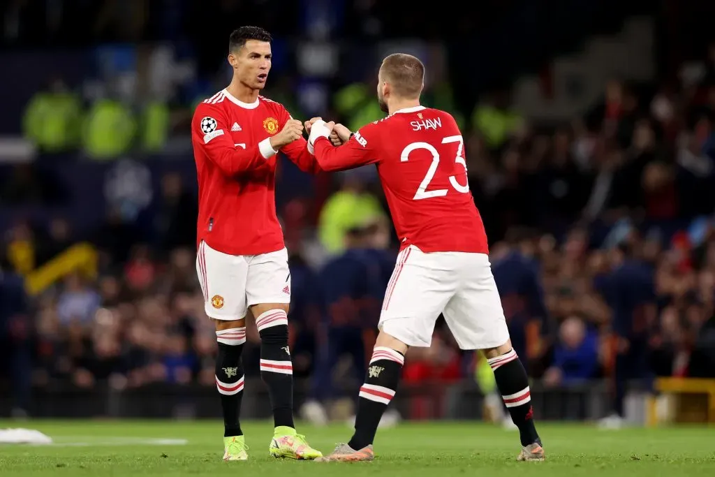 Cristiano Ronaldo, do Manchester United, interage com Luke Shaw, do Manchester United, antes da partida do grupo F da Liga dos Campeões da UEFA entre Manchester United e Atalanta, no Old Trafford, em 20 de outubro de 2021, em Manchester, Inglaterra.