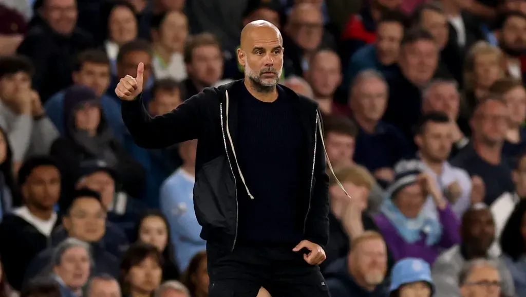 Pep Guardiola, treinador do Manchester City, gesticula durante a partida da Premier League entre Manchester City FC e Wolverhampton Wanderers FC no Etihad Stadium em 02 de maio de 2025, em Manchester, Inglaterra.