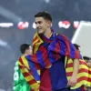 Gavi celebrando o título da Supercopa da Espanha (Foto: Yasser Bakhsh/Getty Images)