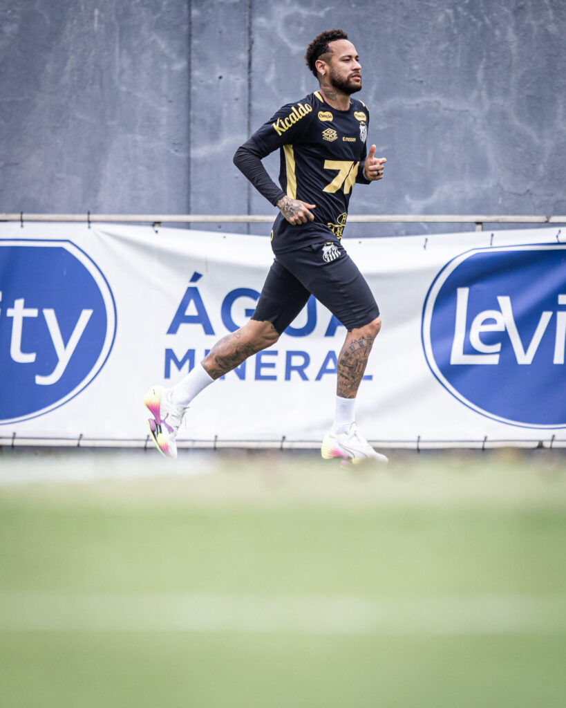 Neymar durante treinamentos no CT Rei Pelé