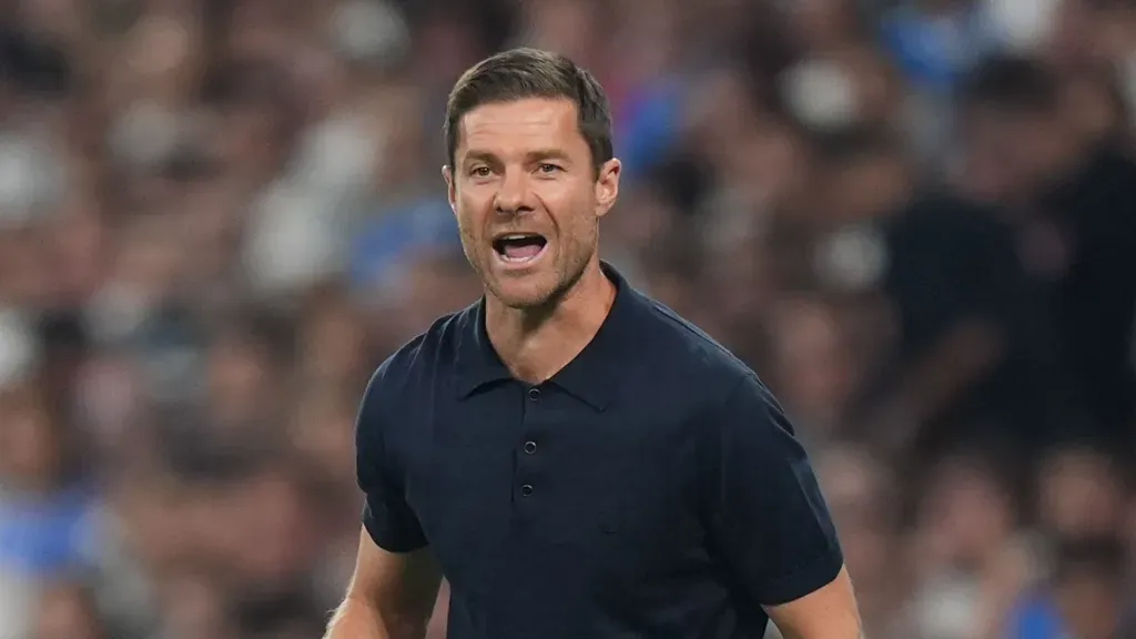 Xabi Alonso gritando em partida do Real Madrid.