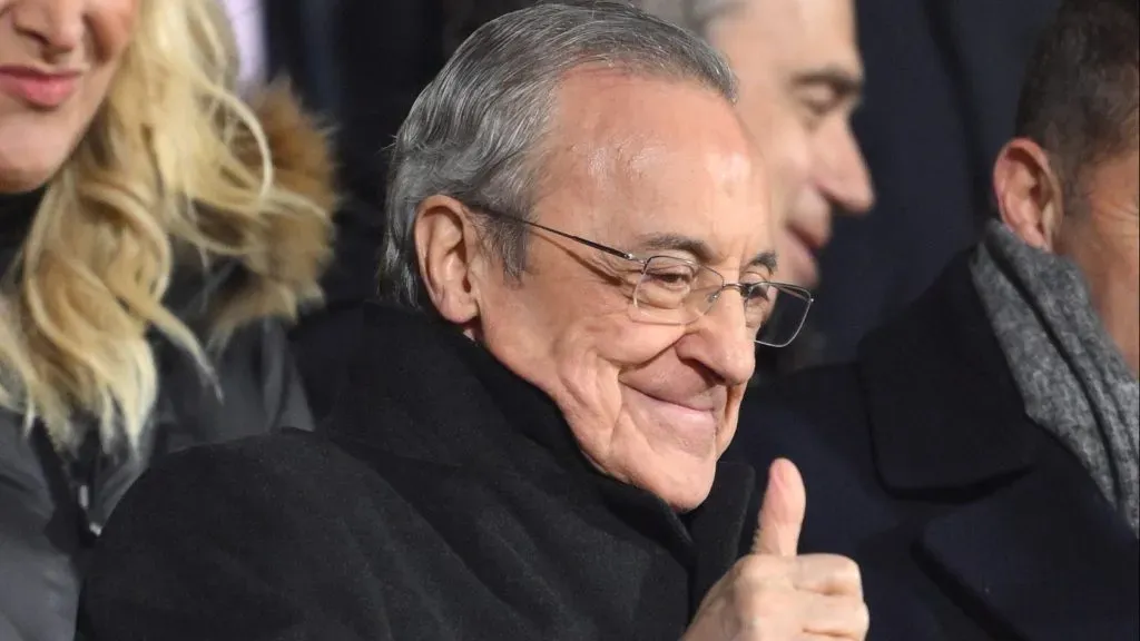 Florentino Pérez, de terno preto