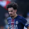 Vitinha em ação durante o jogo entre PSG e Real Madrid