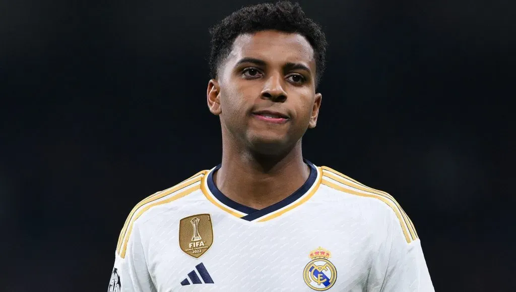 Rodrygo, em campo, com a camisa branca do Real Madrid