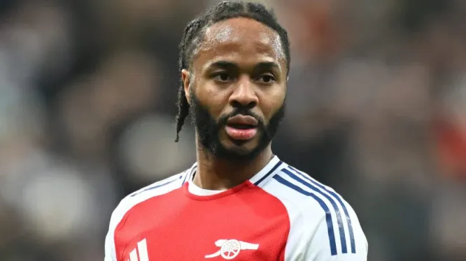 Sterling, em campo, de camisa vermelha e branca do Arsenal. (Photo by Michael Regan/Getty Images)
