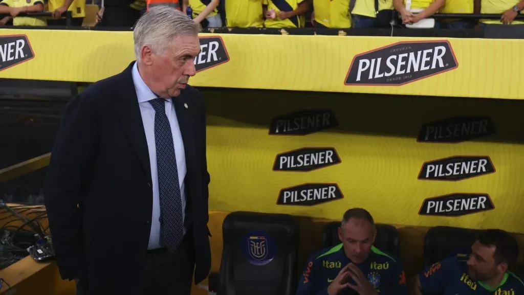 Carlo Ancelotti, técnico da Seleção Brasileira, observa antes da partida das Eliminatórias da Copa do Mundo de 2026 entre Equador e Brasil, no Estádio Monumental Isidro Romero Carbo, em 5 de junho de 2025, em Guayaquil, Equador.