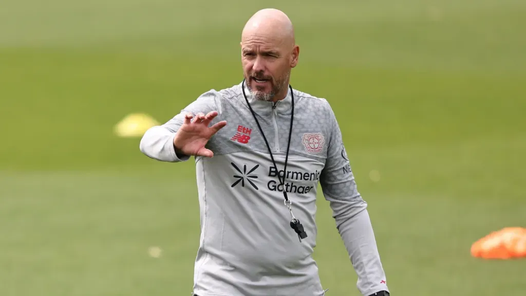 Erik Ten Hag durante treinamento do Bayer Leverkusen
