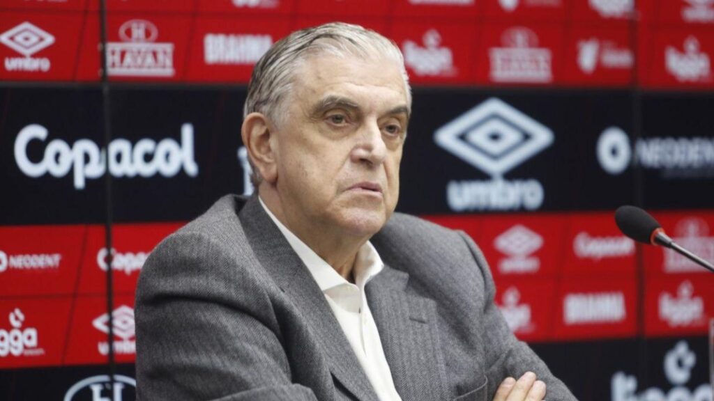 Petraglia busca soluções para o Athletico-PR