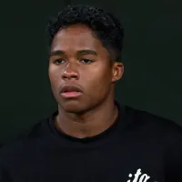 Endrick, do Real Madrid, é filmado jogando Pedra, Papel e Tesoura com torcedor durante jogo