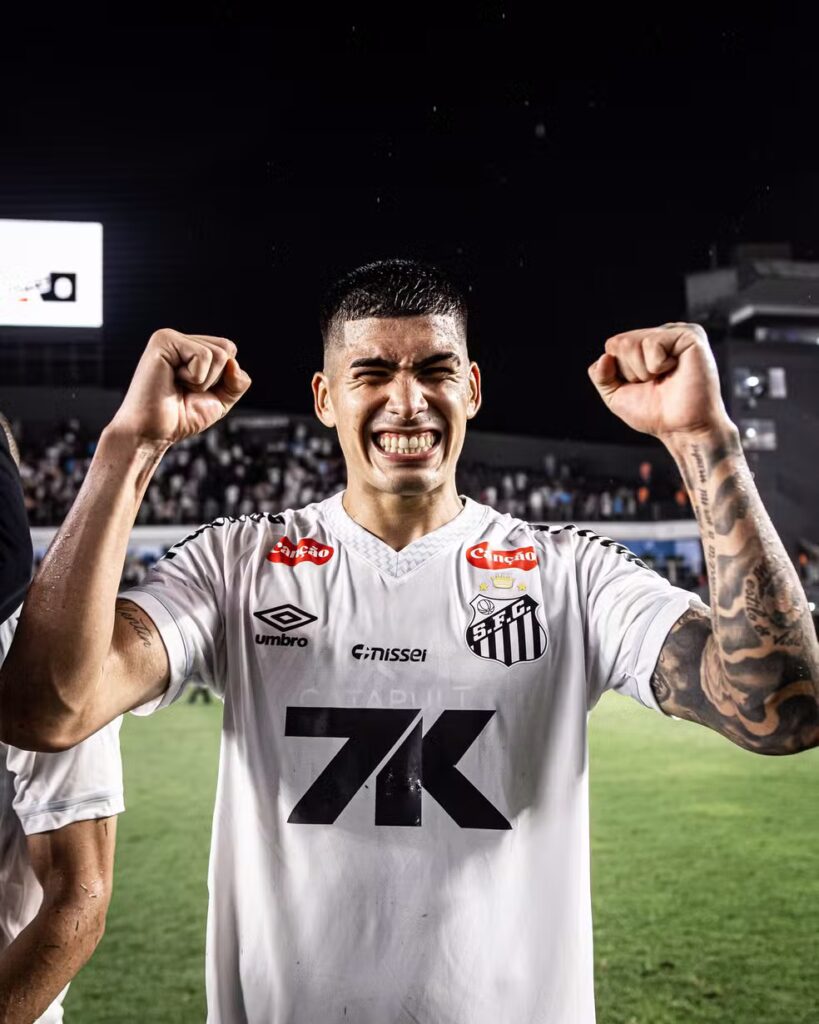 Frías e a equipe do Santos comemorando no campo