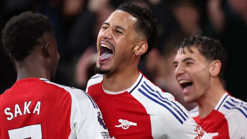 Saliba, em campo, com camisa vermelha e branca, pelo Arsenal. (Photo by Julian Finney/Getty Images)