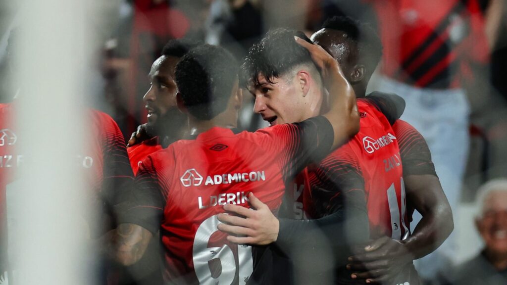 Zapelli faz dois gols e brilha na vitória do Athletico-PR