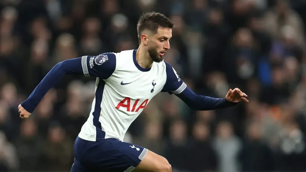 Rodrigo Bentancur, do Tottenham Hotspur, durante a partida da Premier League entre Tottenham Hotspur FC e Manchester City FC no Tottenham Hotspur Stadium, em 26 de fevereiro de 2025, em Londres, Inglaterra.