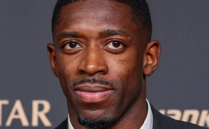 Ousmane Dembélé entrega Bola de Ouro para torcedores do PSG após premiação