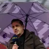 Gary Neville criticou a decisão do Manchester United de dispensar David Raya, alegando que a prioridade por goleiros com boa distribuição pode ter aprofundado a crise do clube. (Photo by Carl Recine/Getty Images)