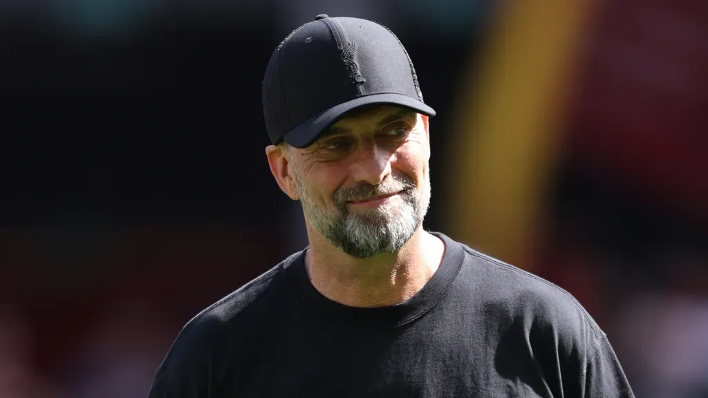 Jürgen Klopp com sorriso no rosto durante partida do Liverpool