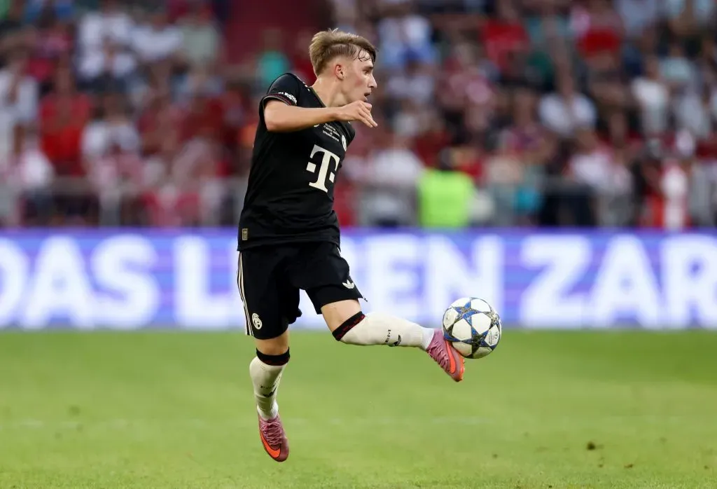 Lennart Karl, do Bayern de Munique, controla a bola durante o amistoso de pré-temporada entre Bayern de Munique e Tottenham Hotspur na Allianz Arena, em 07 de agosto de 2025, em Munique, Alemanha. Foto: Jasmin Walter/Getty Images