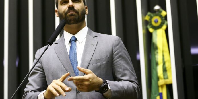 Moraes envia denúncia contra Eduardo Bolsonaro para Hugo Motta