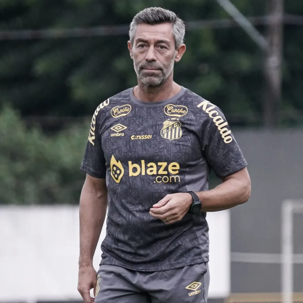 Pedro Caixinha durante sua passagem pelo Santos