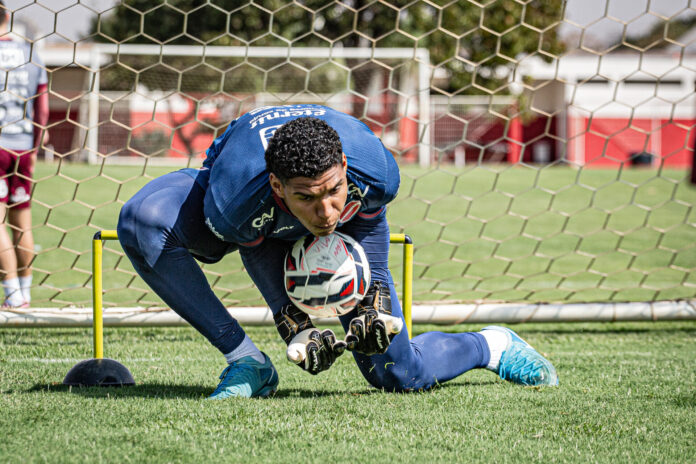 Vila Nova apresenta novo goleiro após polêmica com Halls e Vila Nova