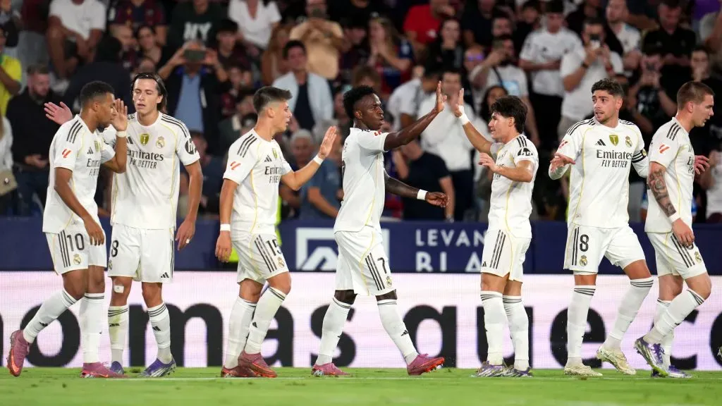 Vini Jr. comemorando gol com companheiros do Real Madrid. Foto: Aitor Alcalde/Getty Images