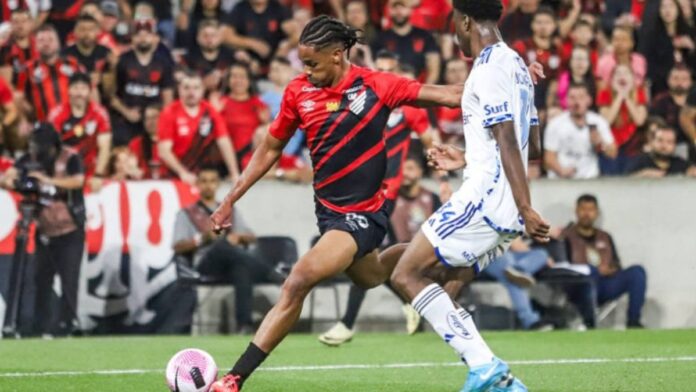 Ex-Athletico-PR, Emersonn vira jogo no Toulouse (Foto: Reprodução/UmDois Esportes)