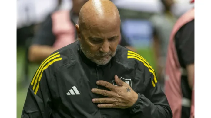 Na manhã dessa segunda-feira (13), Sampaoli perde mais dois titulares para o clássico