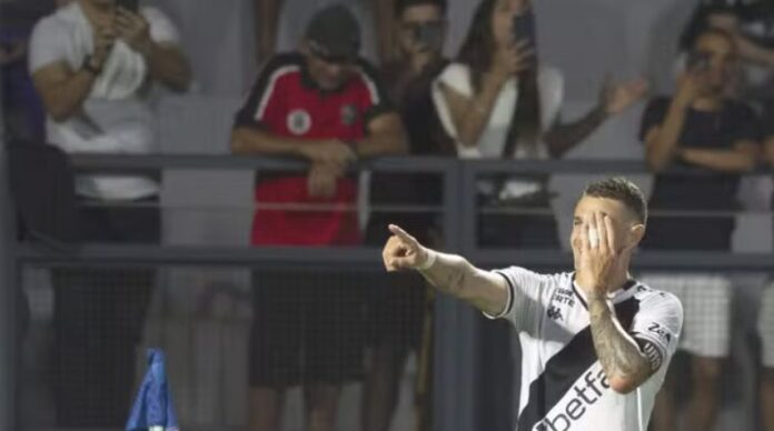 Vegetti brilha no Vasco e homenageia amigo especial:  Após brilhar em vitória do Vasco, Vegetti demonstra carinho por funcionário do Vasco;