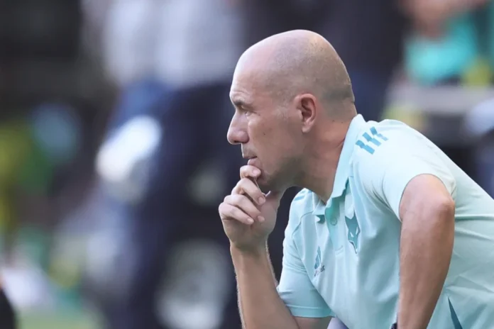 Leonardo Jardim atento a tudo na Copa do Brasil