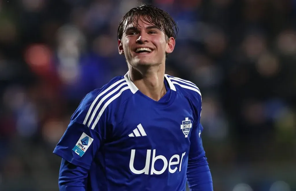 Meia Nico Paz, pelo Como 1907, da Itália. Jogador estava no Real Madrid e é um dos que a diretoria e o treinador do Arsenal gostam muito, mas ele tem intenções de retornar ao clube merengue no ano que vem (Foto: Marco Luzzani/Getty Images)