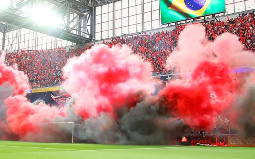 Torcida Athletico-PR - (Foto: Facebook/Arena)