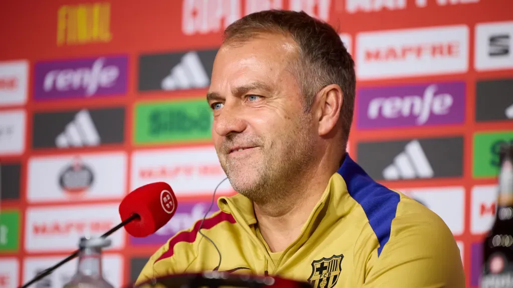 Hansi Flick durante coletiva pelo Barcelona
