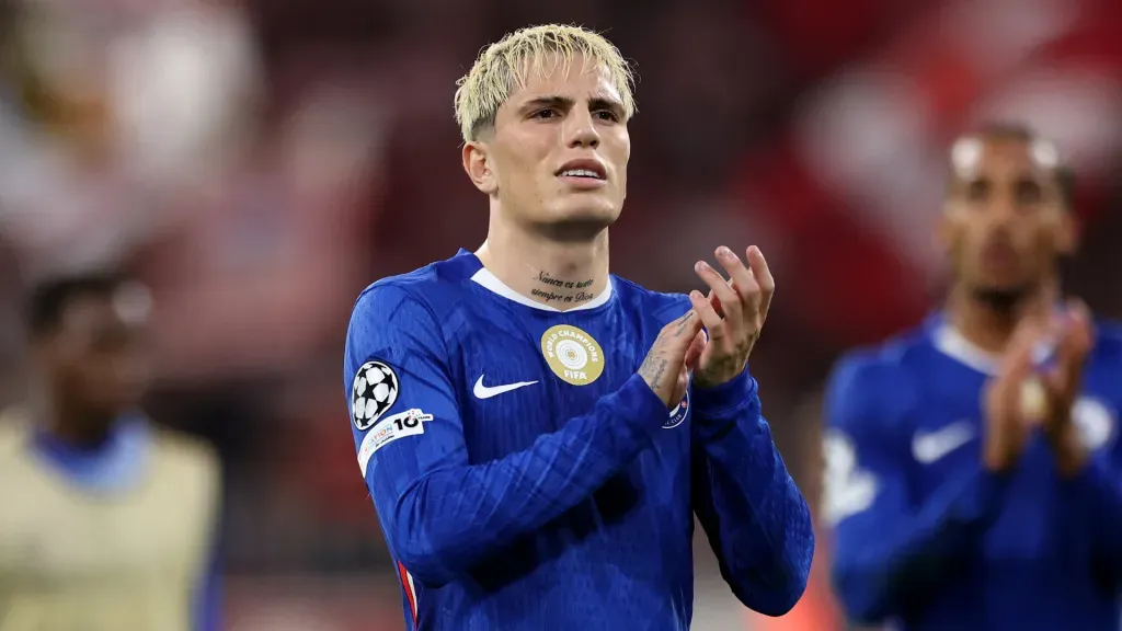 Garnacho aplaude após partida do Chelsea. (Foto: Maja Hitij/Getty Images)