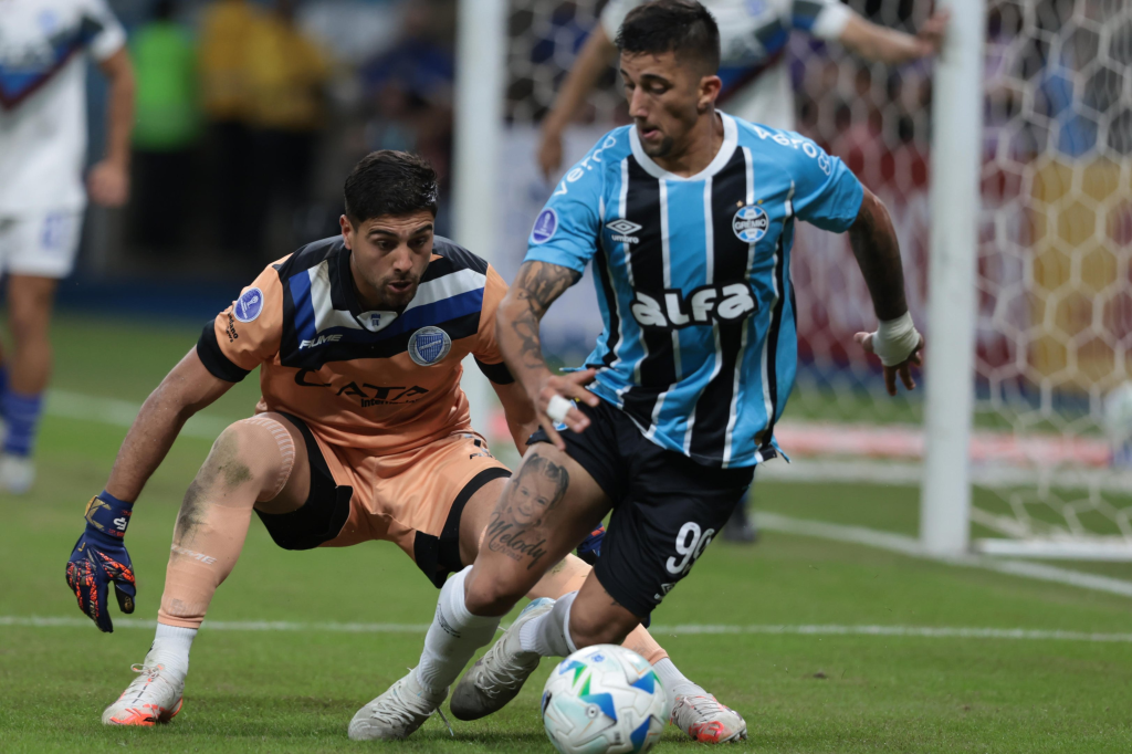 Direção do Grêmio tem reunião com jogador para definir seu futuro no clube: “Franco e necessário”