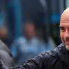 Pep Guardiola no banco de reservas do Manchester City durante o jogo contra o Brentford