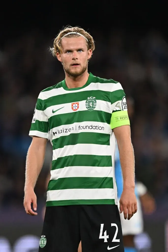 Volante dinamarquês Morten Hjulmand, de 26 anos, do Sporting, é um nome que o Manchester City tem interesse. Porém, quer ultrapassar o rival Manchester United na corrida pelo jogador, que segundo o portal TEAMtalk, também estaria considerando atuar na Premier League