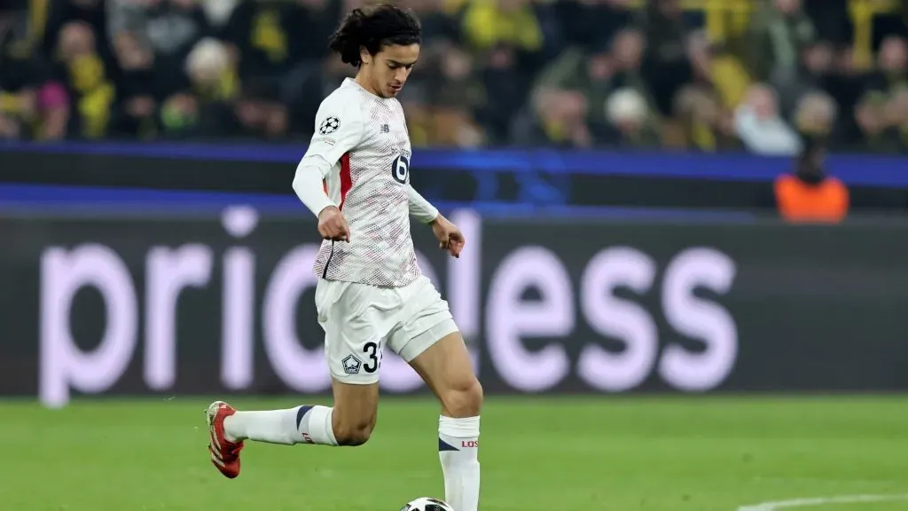 Ayyoub Bouaddi em jogo do Lille. Jogador é alvo do Manchester United.