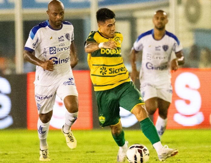 Paysandu sai atrás do placar, mais empata no fim contra o Cuiabá