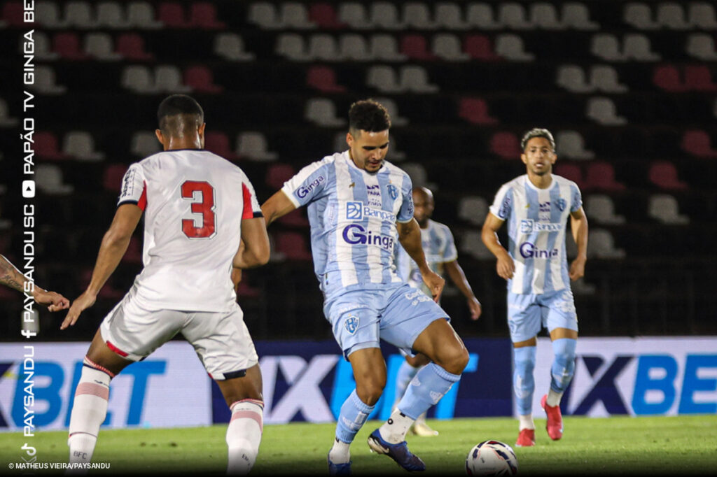 Ação durante o jogo, com a torcida do Paysandu em destaque