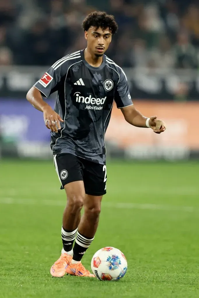Real Madrid tem interesse na contratação de Nathaniel Brown, do Eintracht Frankfurt. Porém, no clube alemão não deve vir propostas até a próxima janela do meio do ano que vem. Para a posição, o time merengue  contratou Álvaro Carreras, tem Fran Garcia e Mendy, que vem sofrendo com lesões. (Foto: Christof Koepsel/Getty Images)
