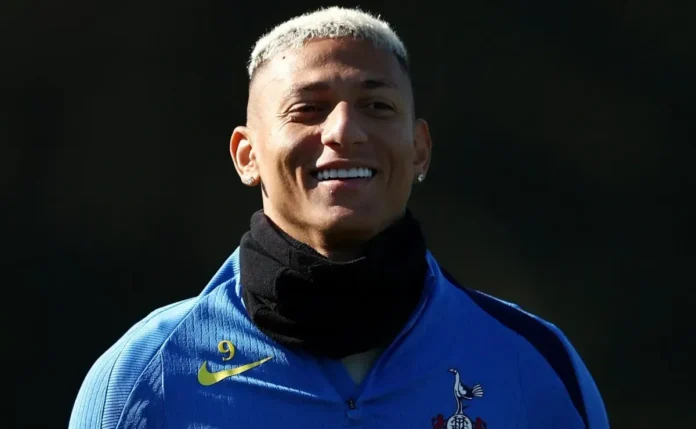 Richarlison, sondado por Flamengo e Palmeiras, deve retornar ao Everton Richarlison, do Tottenham, é sondado por Flamengo e Palmeiras, mas deve reforçar o Everton