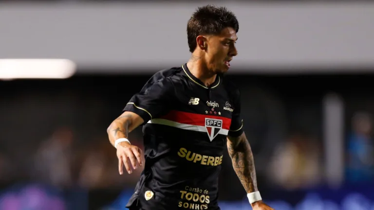 Torcedores do São Paulo lamentam atuação de Rigoni no clássico contra o Santos