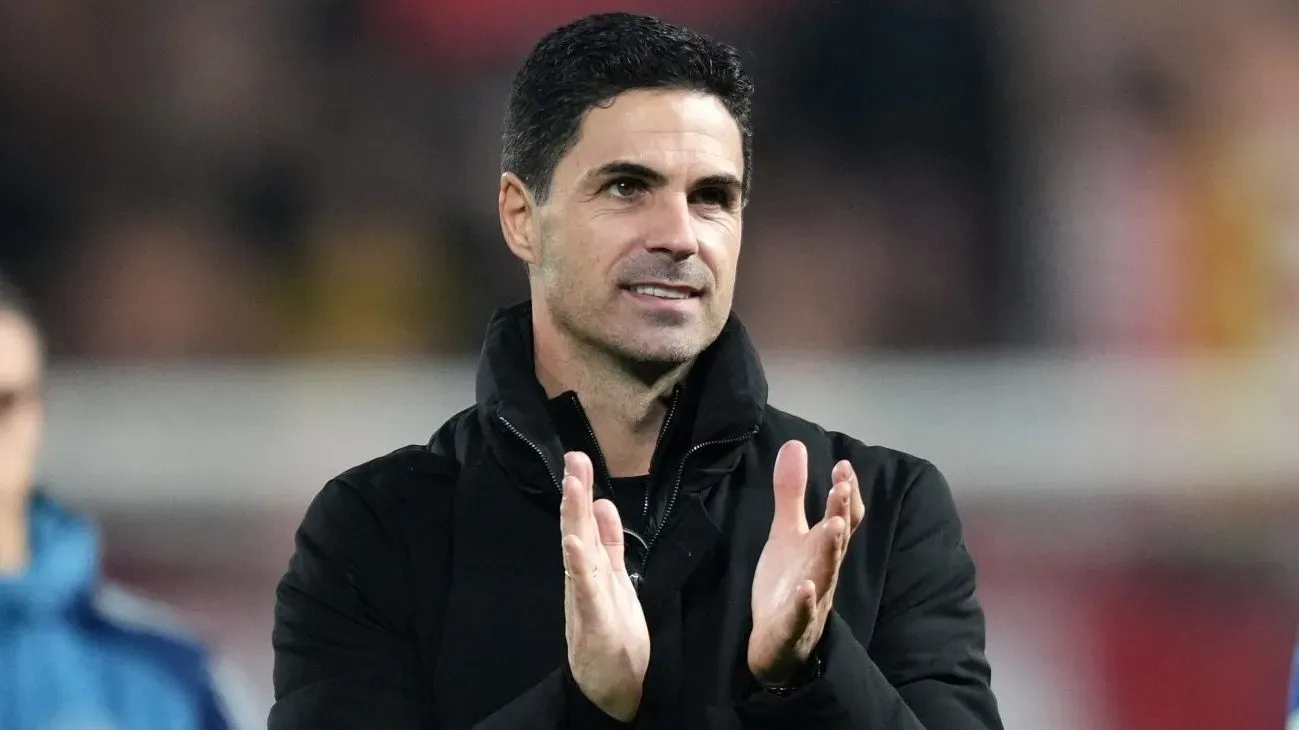 Mikel Arteta, treinador do Arsenal, em campo aplaudindo time e torcida