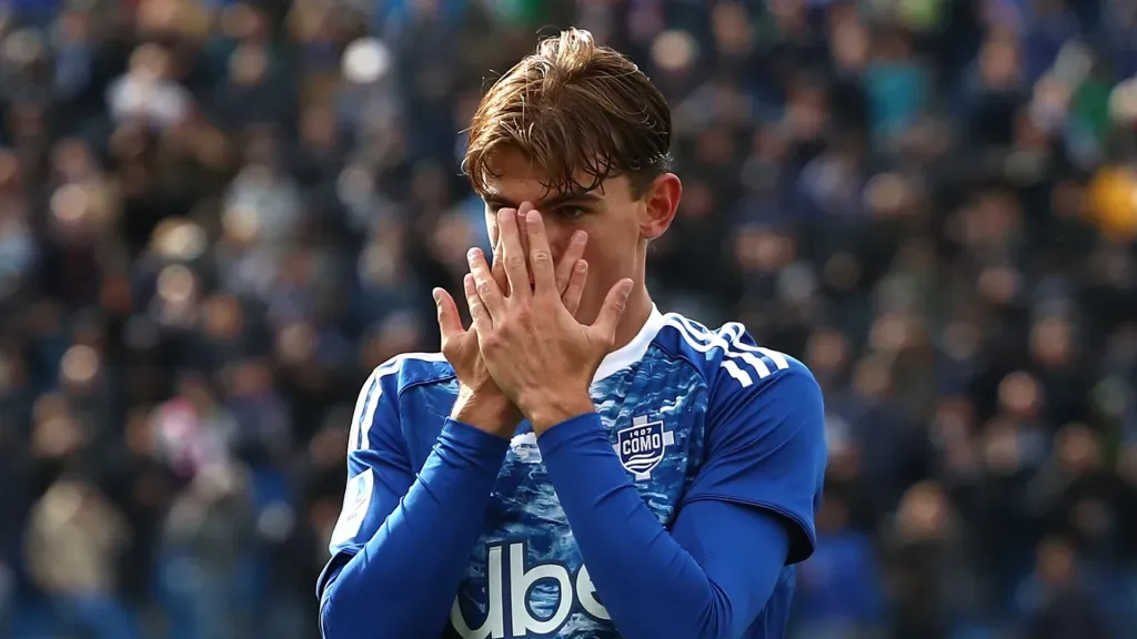 Nico Paz comemora gol com a camisa do Como (Foto: Marco Luzzani/Getty Images)