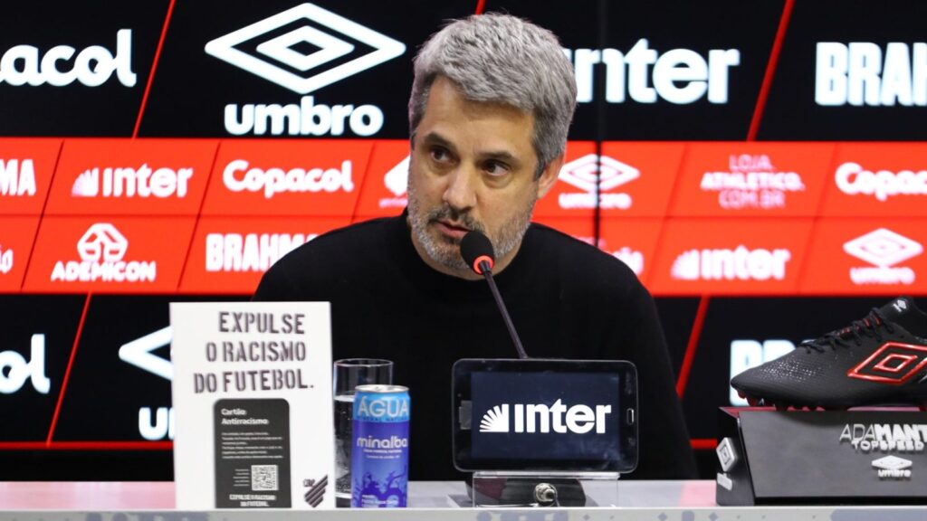 Eduardo Freeland durante evento (Foto: José Tramontin/athletico.com.br)