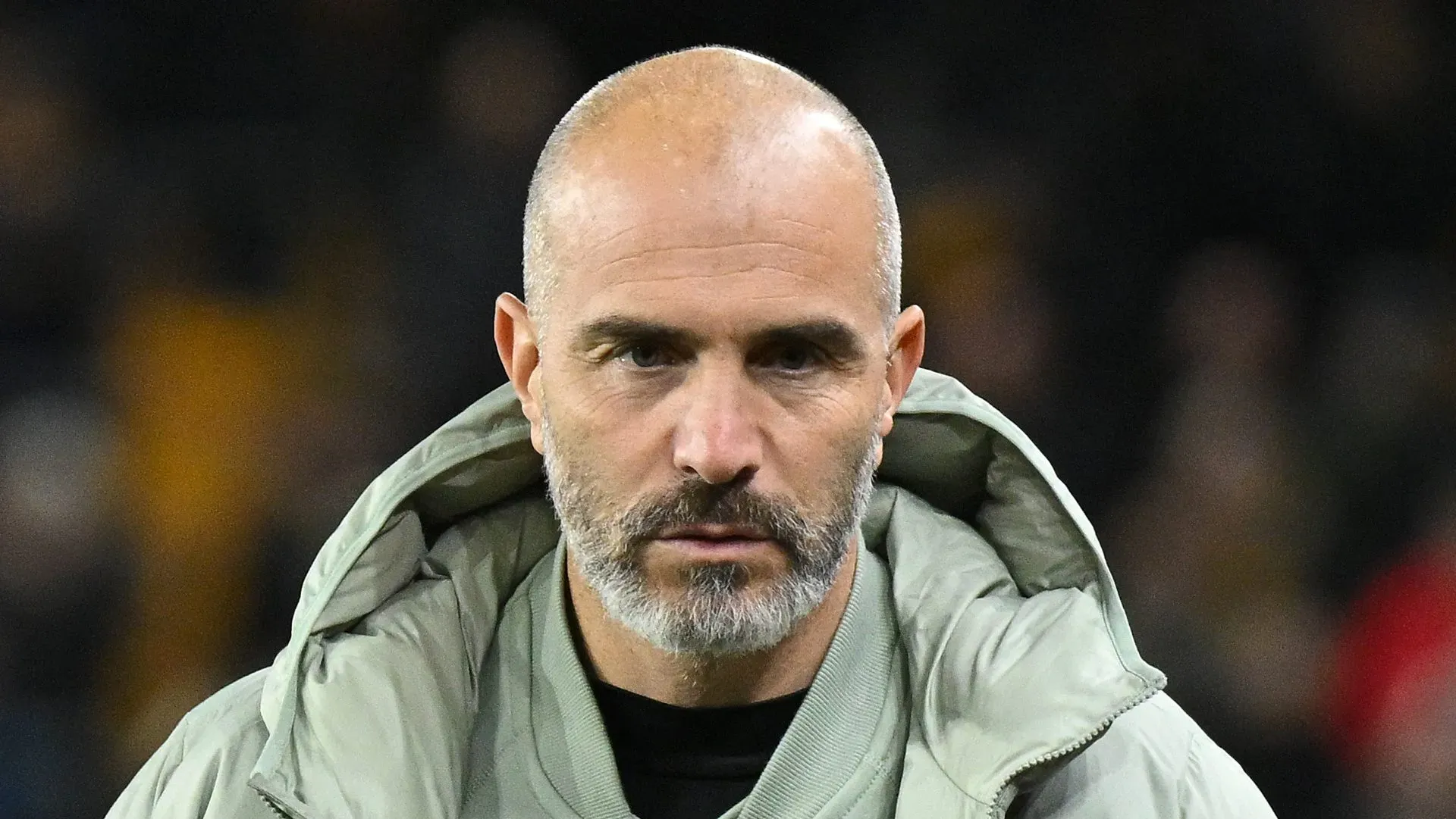 Enzo Maresca, técnico do Chelsea, observa o campo antes da partida da quarta rodada da Carabao Cup entre Wolverhampton Wanderers e Chelsea, no Molineux, em 29 de outubro de 2025, em Wolverhampton, Inglaterra.